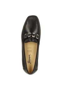 Zwarte leren moccasins met decoratieve zilveren details, stiknaden en een vlakke zool; binnenin branding zichtbaar.