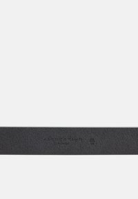 Czarny skórzany pasek o teksturowanym wykończeniu. Posiada wytłoczone logo marki, minimalistyczny design i klasyczny płaski kształt.