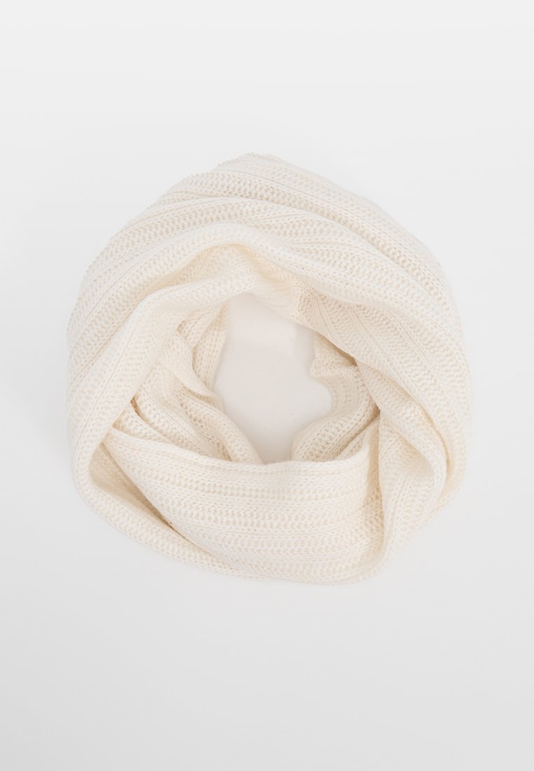 Gestrickter Unendlichkeitsschal in Creme. Verfügt über einen weichen, strukturierten Stoff mit einem gerippten Muster. Die kreisförmige Form ermöglicht vielseitige Styling-Optionen.