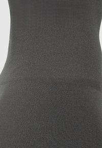 Tessuto a coste di colore grigio scuro con una superficie liscia, caratterizzato da un design aderente e cuciture uniformi. Nessun logo o motivo visibile.