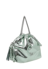 Borsa a mano verde metallico con parte superiore arricciata, tracolla a catena e dettaglio con nappina. Realizzata in materiale sintetico lucido, presenta una superficie liscia.