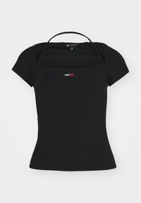 Svart kortärmad topp med fyrkantig halsringning och figursydd passform. Har en liten logotyp framtill och en unik remdesign vid axlarna.