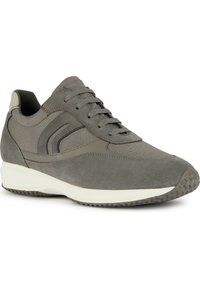 Scarpa sportiva grigia con una combinazione di materiali in suede e tessuto, dotata di collare imbottito, chiusura con lacci e suola in gomma testurizzata.