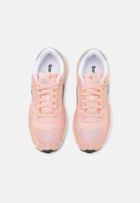 Sneaker rosa con materiali in rete e scamosciato, dotate di lacci bianchi, colletto imbottito e accenti grigi sui lati e sul tallone.