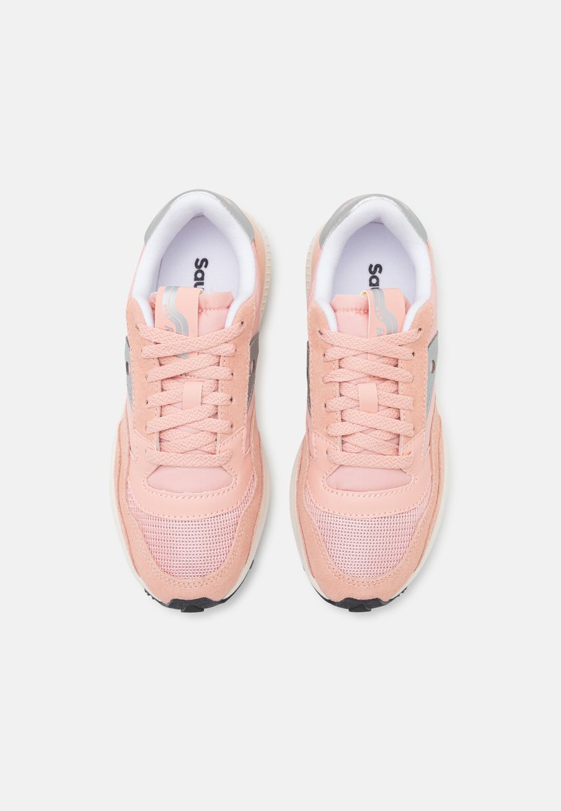 Sneaker rosa con materiali in rete e scamosciato, dotate di lacci bianchi, colletto imbottito e accenti grigi sui lati e sul tallone.