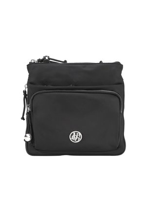 Kompakt sort crossbody taske med en lynlåslomme foran, sølv logoemblem og justerbar rem på hvid baggrund.