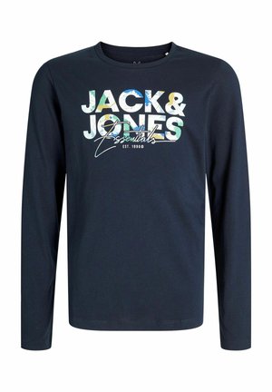 Tumš zilas krāsas krekls ar garām piedurknēm, izgatavots no kokvilnas, ar krāsainu "JACK & JONES Essentials" grafiku un dibināšanas gadu 1990, apaļš kakla izgriezums.