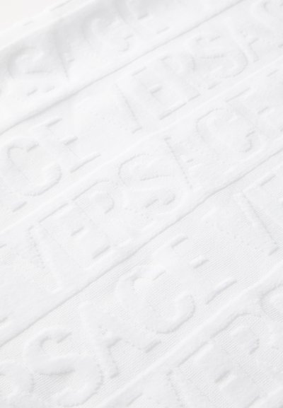 Biele bavlnené uteráky s vyvýšeným, opakujúcim sa vzorom loga. Mäkka textura s hladkým povrchom. Okraje sú pekne prešité.