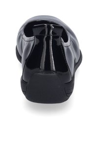 Czarny skórzany but o błyszczącym wykończeniu, widok z tyłu. Posiada zaokrąglony kształt, niski obcas i teksturowaną podeszwę dla lepszej przyczepności. Minimalistyczny design.