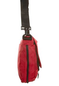 Bolsa de tela roja con una superficie texturizada, que presenta un zipper lateral y una correa negra ajustable. Incluye un clip para un agarre seguro.