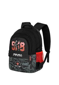 Mochila negra con un frente texturizado, gráfico audaz de un skater, detalles en rojo, bolsillo lateral de malla y un patrón de graffiti en la parte inferior.