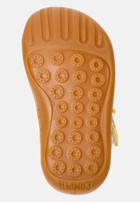 Suola in gomma arancione con punti arrotondati per la presa, caratterizzata da una texture liscia e scanalature di flessibilità per una maggiore adattabilità.