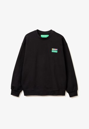 Zwarte trui met lange mouwen en ronde hals, voorzien van een klein, multicolor United Colors of Benetton-logo op de linkerborst en een groen label aan de binnenkant van de kraag.