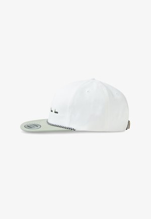 Weißes Baseballcap mit grünem Schirm und schwarzer Naht entlang des Randes. Schwarzes Logodetail auf der Vorderseite und ein Knopf obenauf.
