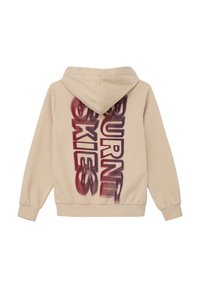 Beige hoodie met een textuurafwerking, voorzien van een gedurfde, gradient print met de tekst "BURNT SKIES" in donkerrood en paars op de rug.