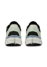 Schwarze und hellmintfarbene Sportschuhe mit texturiertem Obermaterial, weißer Sohle und blauen Akzenten an der Ferse und im Mittelfußbereich. Mit Logodetail auf der Rückseite.