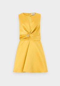 Κίτρινο φόρεμα από σατέν χωρίς μανίκια, με στρίφωμα μπροστά συγκεντρωμένο σε χρυσό δαχτυλίδι στη μέση και φαρδιά φούστα.