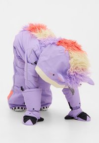 Lila isolerad vinterdräkt med pälsdetaljer i rosa och gult, med djurmotiv, vantar och mönstrade sulor.