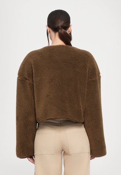 Brauner, kurzer Pullover aus weichem, strukturiertem Stoff mit langen Ärmeln. Die Rückansicht zeigt einen lässigen Schnitt und einen weiten Ausschnitt.