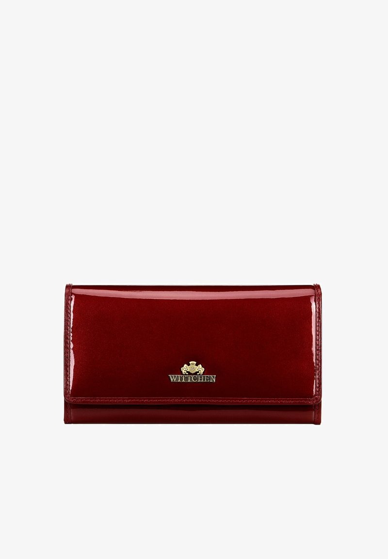 Rotes lackbeschichtetes Portemonnaie mit einer glatten, glänzenden Oberfläche, das ein goldfarbenes WITTCHEN-Logo und einen Klappverschluss hat. Kompakte rechteckige Form.