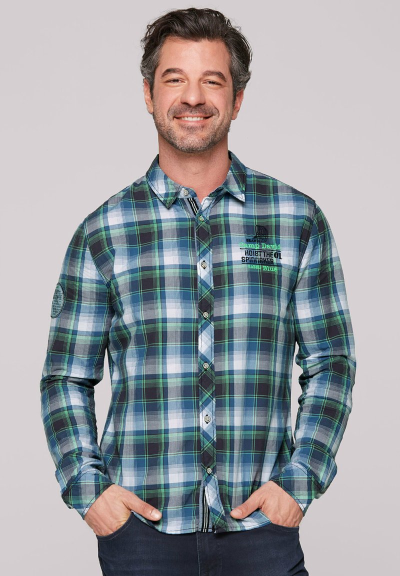 Camicia a maniche lunghe da uomo in plaid blu e verde. Caratterizzata da un colletto classico, logo ricamato sul petto e design aderente.