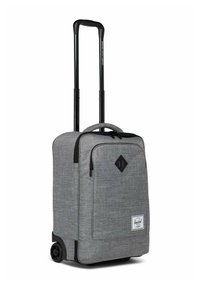 Valise à roulettes grise à parois souples avec poche zippée à l'avant, bord noir et poignée télescopique extensible.