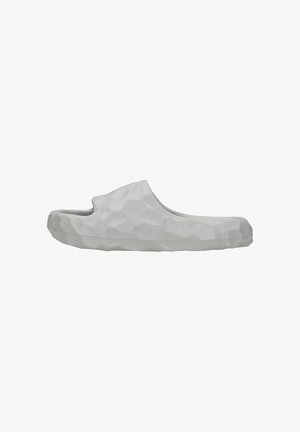 Pantofole grigie con una superficie geometrica e testurizzata. Presentano un retro aperto e una parte anteriore liscia e arrotondata. Realizzate in materiale resistente.