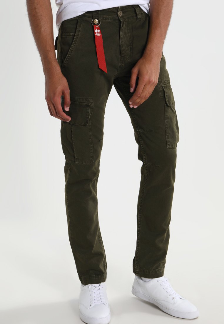 Pantalones cargo verde oliva con múltiples bolsillos, hechos de un tejido duradero, con cierre de cremallera y una etiqueta roja unida a la cinturilla.