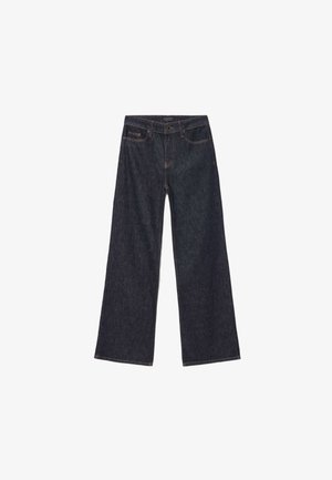 Tummansiniset leveälahkeiset farkut, joissa on etupainike, vetoketju ja viisi taskua, aseteltuna tasaisesti valkoiselle taustalle.