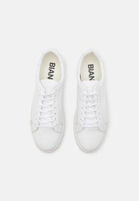 Weiße Leder-Sneaker mit glatter Textur, runder Zehenpartie, sechs Paar Ösen und dem Markennamen "BIAN" in Schwarz im Inneren aufgedruckt.
