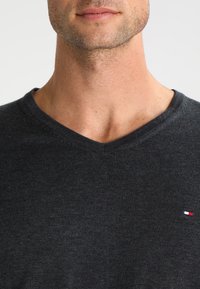 Tommy Hilfiger V-NECK  - Maglione - charcoal heather