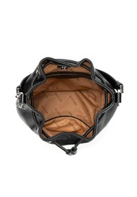 Sac en cuir noir avec un extérieur texturé, fermeture à cordon, et doublure en tissu jaune clair présentant un logo de marque répété. L'intérieur comprend une poche zippée.