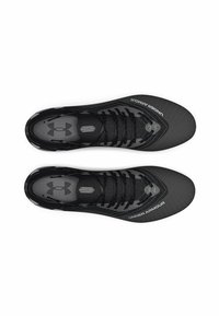 Zapatillas deportivas negras con una superficie texturizada, que presentan cordones, un logotipo y un diseño elegante y aerodinámico. Los acentos en un tono más claro mejoran la visibilidad.