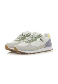 Zapatillas ligeras con una parte superior de malla en blanco, acentos en verde y lavanda, que cuentan con una suela acolchada y paneles texturizados.