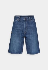 Pantalones cortos de mezclilla azul con trabillas, botón frontal, cremallera y diseño de cinco bolsillos, mostrados sobre un fondo blanco.