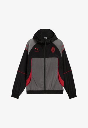 Veste à capuche zippée noire et grise avec logo AC Milan rouge, emblème Puma, accents rouges, poignets élastiques et poches avant zippées.