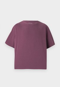 T-paita, jossa on lyhyet hihat ja pyöreä kaula-aukko, valmistettu tummasta mauve-kuitukankaasta. Rentoa muotoilua ja sileä pinta, ei näkyviä kuvioita tai yksityiskohtia.