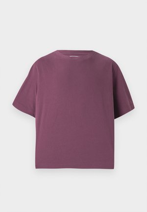 Lühikeste varrukatega, ümarate kaelustega T-särk tumeda mauve värvi puuvillakangast, lõdva istuvuse ja sujuva tekstuuriga, ilma nähtavate mustrite või aktsentideta.