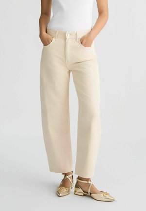 Beige high-waisted jeans met een recht model, voorzien van zijzakken en een soepele, lichtgewicht textuur.