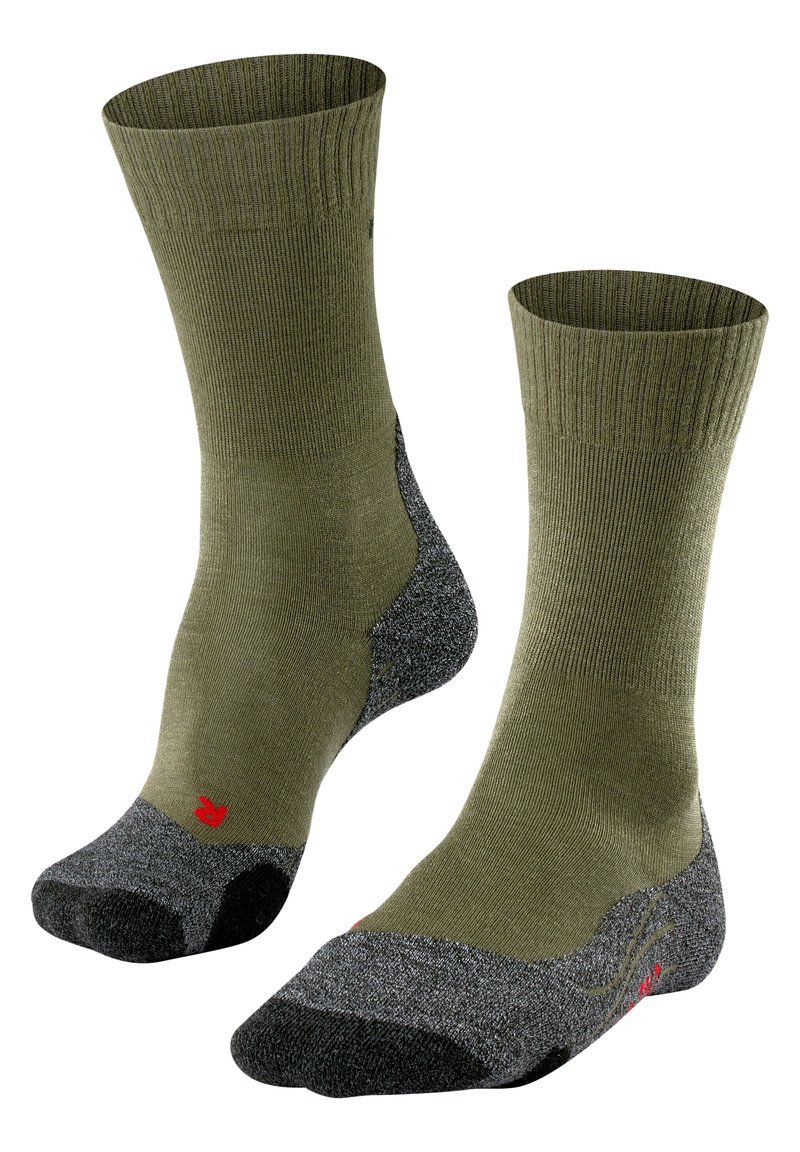 Calcetines verde oliva con una parte superior acanalada, refuerzo en el talón y la punta en gris, y un pequeño detalle de logo rojo en el costado. Diseño de tela suave y texturizada.