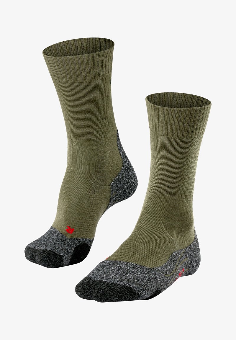 Calcetines verde oliva con una parte superior acanalada, refuerzo en el talón y la punta en gris, y un pequeño detalle de logo rojo en el costado. Diseño de tela suave y texturizada.
