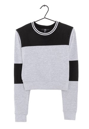 Sweat-shirt court à manches longues avec corps gris clair, panneaux noirs sur le haut de la poitrine et les coudes, et col ras-du-cou rayé noir et blanc.