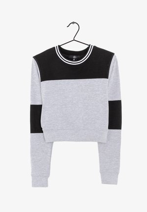 Sweat-shirt court à manches longues avec corps gris clair, panneaux noirs sur le haut de la poitrine et les coudes, et col ras-du-cou rayé noir et blanc.