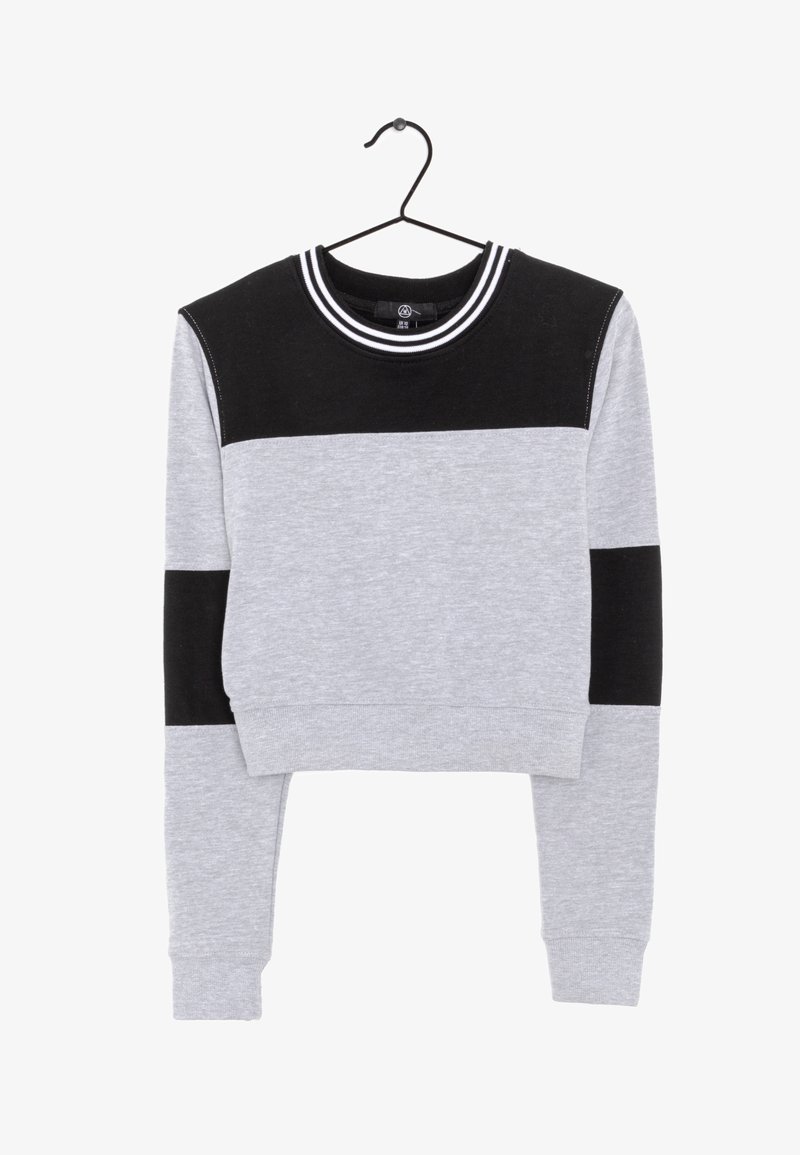 Sweat-shirt court à manches longues avec corps gris clair, panneaux noirs sur le haut de la poitrine et les coudes, et col ras-du-cou rayé noir et blanc.
