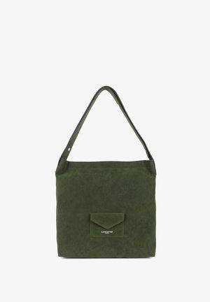 Borsa a tracolla in suede verde con design piatto, tasca frontale e una sola tracolla. Presenta un sottile dettaglio del logo sulla tasca.