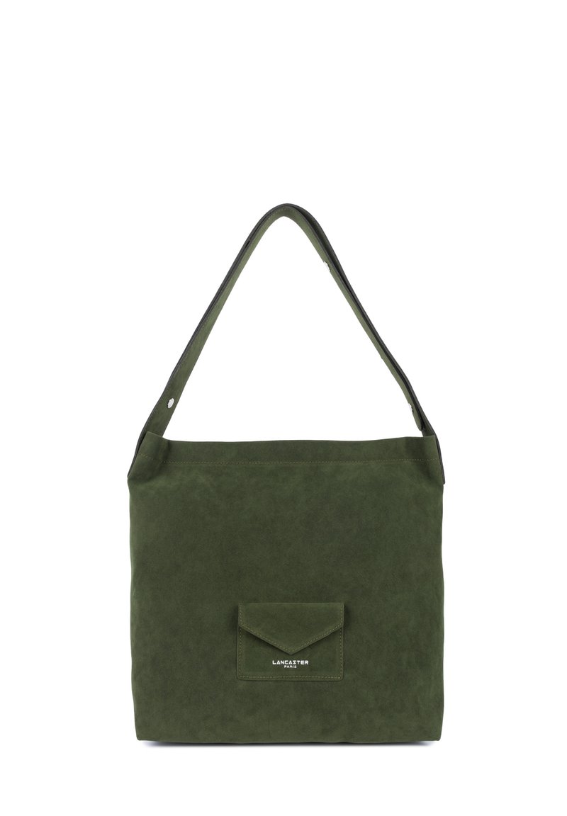 Sac tote en cuir suédé vert avec un design plat, une poche avant et une seule sangle d'épaule. Présente un détail de logo subtil sur la poche.