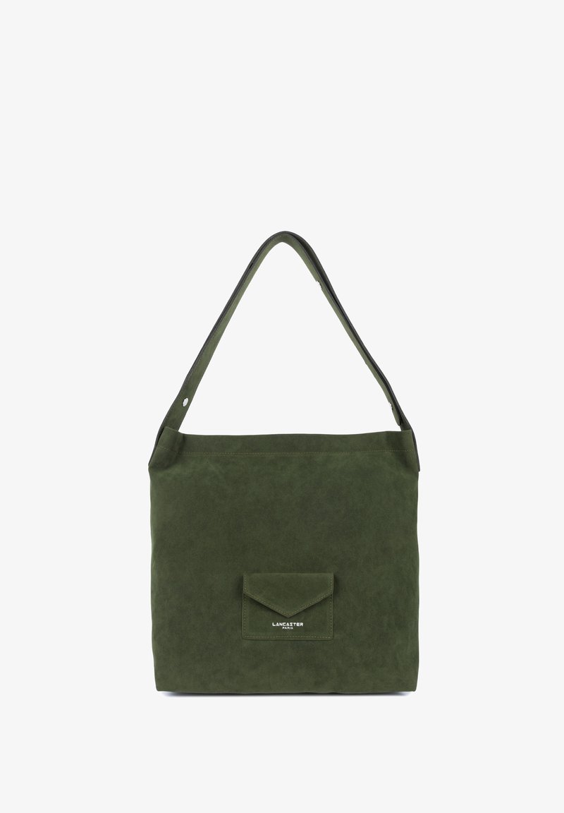 Sac tote en cuir suédé vert avec un design plat, une poche avant et une seule sangle d'épaule. Présente un détail de logo subtil sur la poche.