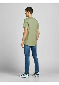 Jack & Jones EBASHER O-NECK SS - T-shirts basic - tea