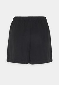 Pantalones cortos de algodón negro con cintura elástica, con un corte recto, dobladillos rematados y textura suave. Diseño sencillo sin bolsillos.