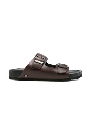 Sandalo slide in pelle marrone con due fibbie metalliche regolabili e suola nera testurizzata.